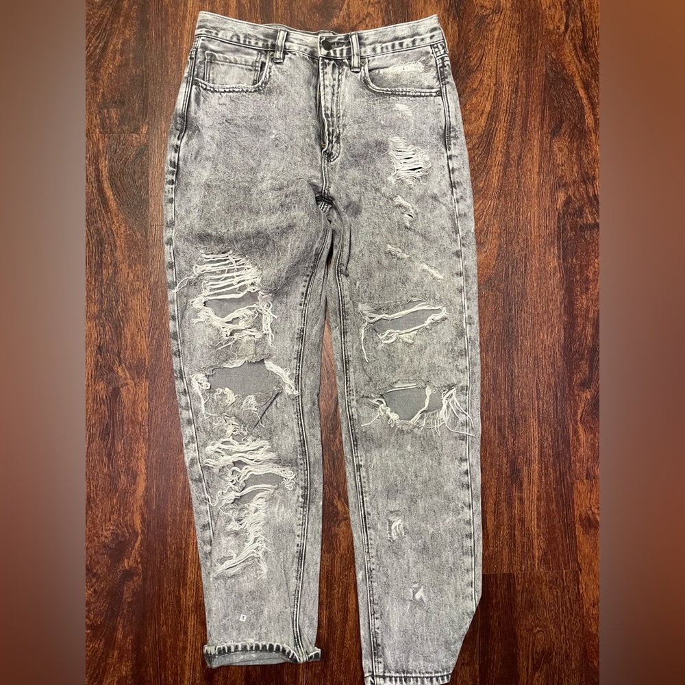 american eagle high rise ripped jeans!!